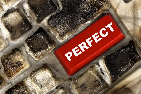 Spálené klávesnice s červeným tlačítkem — Stock fotografie