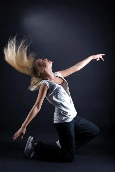 Ung kvinna moderna dansare i aktion — Stockfoto