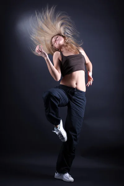 年轻女子现代舞蹈家在行动 — 图库照片