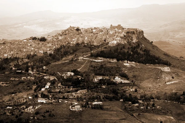 Старая Италия, Сицилия, город Энна — стоковое фото
