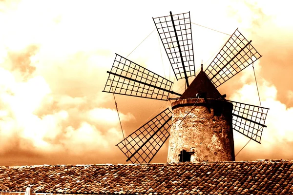 Sicília, moinho de vento perto da cidade de Trapani — Fotografia de Stock