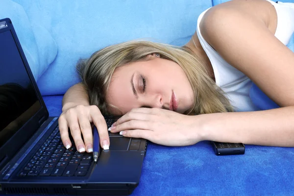 Уставшая женщина спит за компьютером — стоковое фото