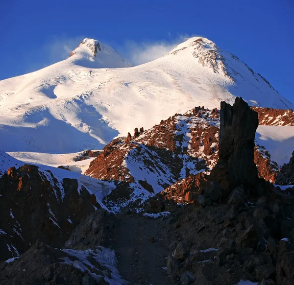 Západ slunce v zasněžené hory elbrus — Stock fotografie