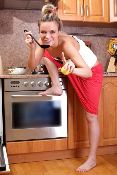 Mulher cozinhar jantar na cozinha — Fotografia de Stock