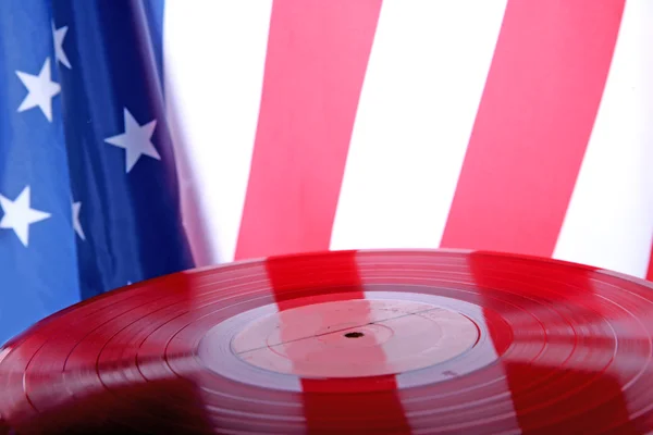 Grabación de vinilo rojo viejo con bandera de EE.UU. — Foto de Stock