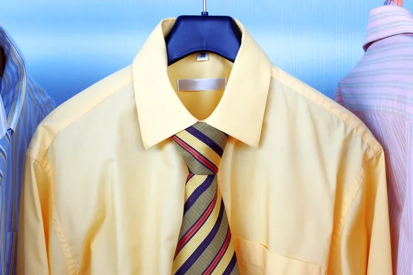 Mezcla de color camisa y corbata en perchas — Foto de Stock