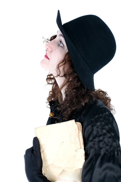 Chica en sombrero con libro viejo — Foto de Stock