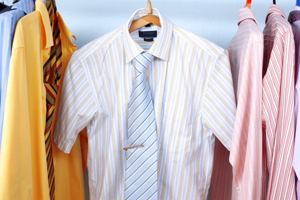 Mix färg skjorta och slips på galgar — Stockfoto