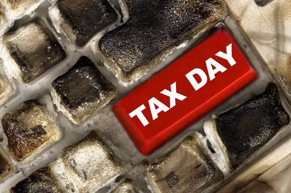 Červená daně den klíč na spálené počítačová klávesnice — Stock fotografie