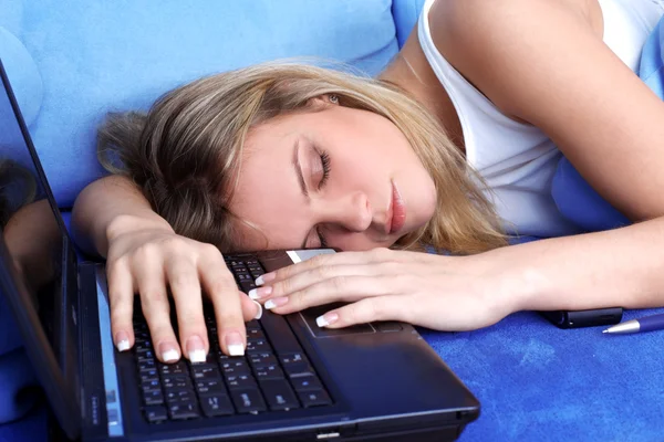Mulher cansada dormindo no PC — Fotografia de Stock