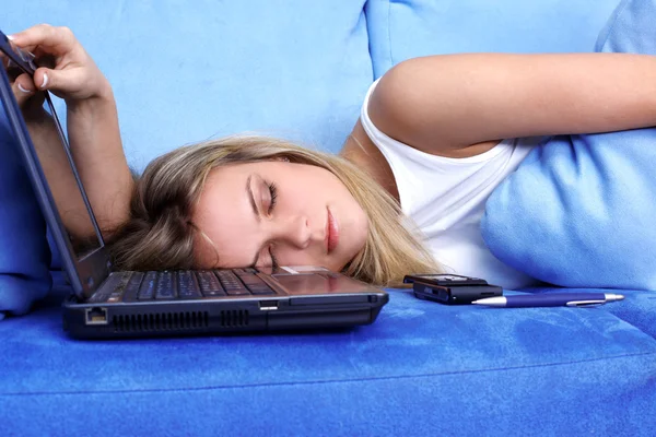 Втомлена жінка спить біля ПК — стокове фото