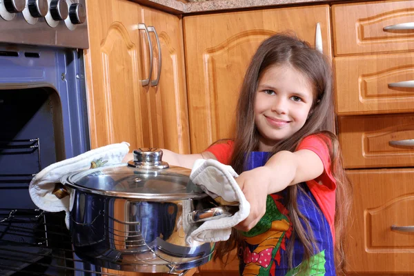 Κορίτσι μαγείρεμα το δείπνο στην κουζίνα — Φωτογραφία Αρχείου