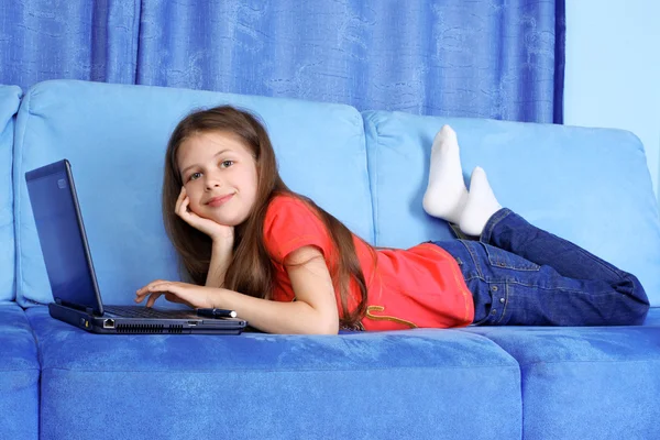 Κορίτσι με το pc στο σπίτι σε καναπέ — Φωτογραφία Αρχείου