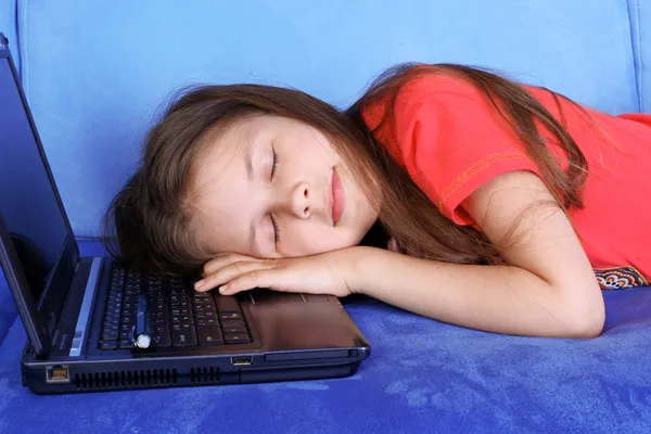 Уставшая девушка спит за компьютером — стоковое фото