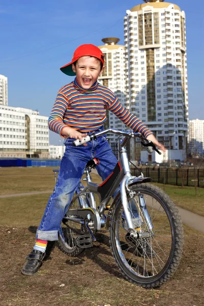 Ragazzo che guida in bicicletta — Foto Stock