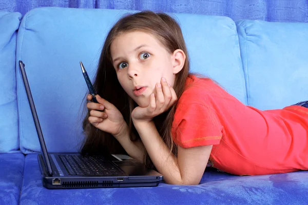 Удивительная девочка с компьютером дома — стоковое фото