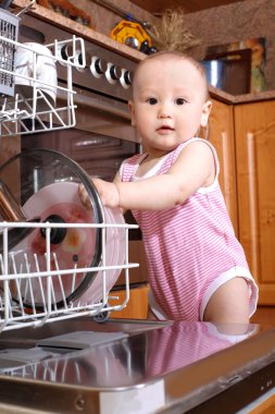 Bebeğe mutfakta bulaşık makinesi