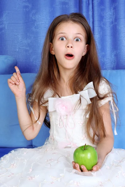 Έκπληκτος κορίτσι με μήλο — Φωτογραφία Αρχείου