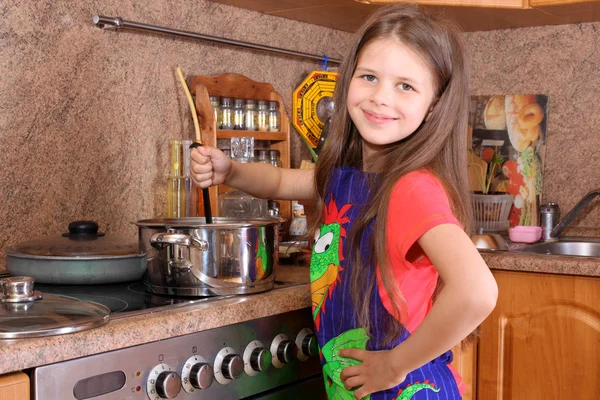 Dívka vařit večeři v kuchyni — Stock fotografie