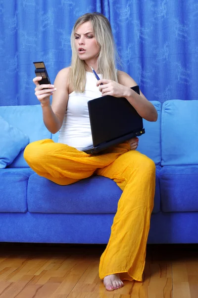 Πολυάσχολη γυναίκα με φορητό υπολογιστή και κινητό — Φωτογραφία Αρχείου