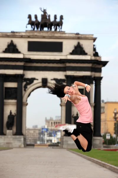 Жінка сучасна танцівниця в місті — стокове фото