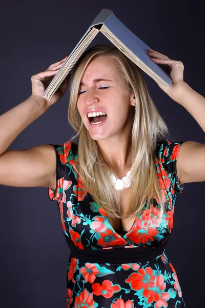 Mujer gritando con libro — Stok fotoğraf