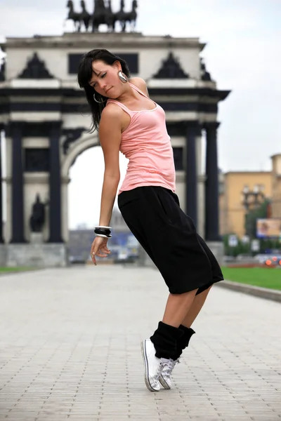 Vrouw modern balletdanser in stad — Stockfoto