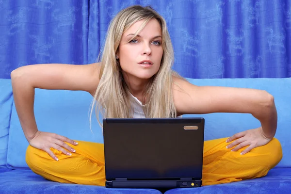 Mulher trabalhando com PC em casa no sofá — Fotografia de Stock