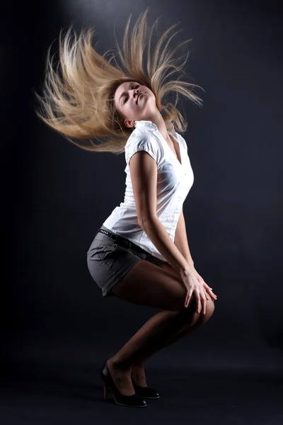 Kvinna moderna dansare — Stockfoto