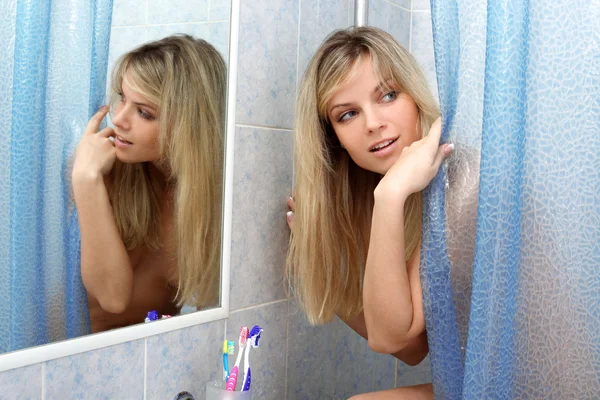 Женщина в ванной комнате после душа — стоковое фото