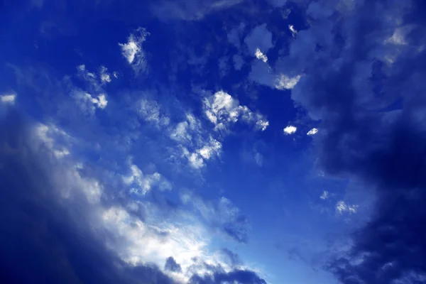 Драматическое облачное небо — стоковое фото