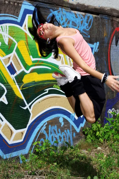 Springen moderne sport dansers in stad — Stockfoto