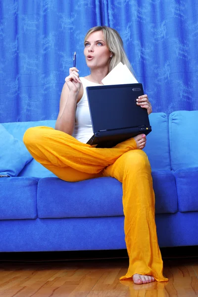 Мыслительная женщина, работающая с компьютером — стоковое фото