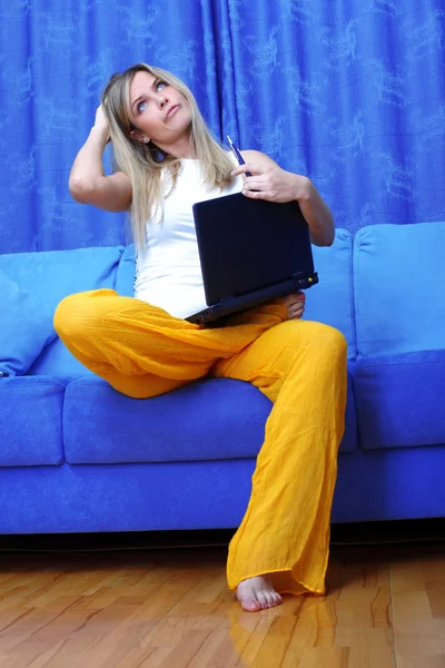 Мыслительная женщина, работающая с компьютером — стоковое фото