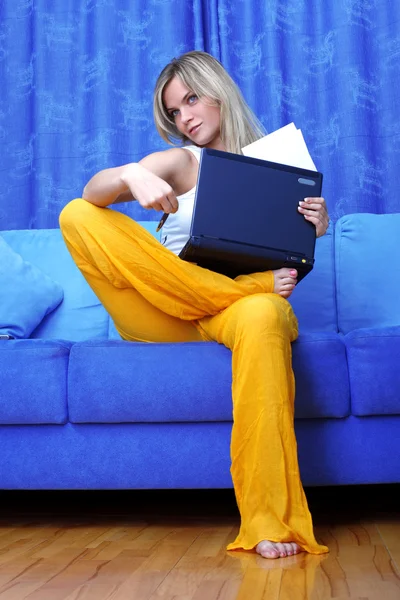 Thinking woman working with PC at home in sofa — Stock Photo, Image