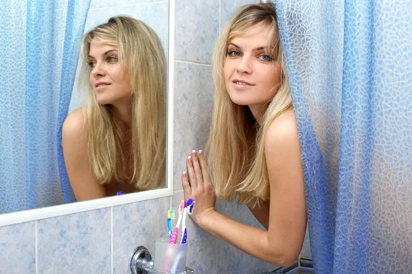 Vrouw in badkamer na douche — Stockfoto
