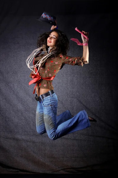 Bailarina en estilo gitano en salto —  Fotos de Stock