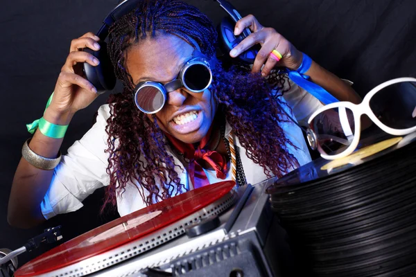 Fajne afro american dj w akcji — Zdjęcie stockowe