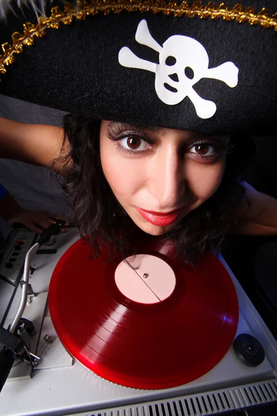 DJ engraçado em chapéu de pirata — Fotografia de Stock