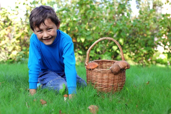 Kleiner Junge posiert draußen mit Pilzen — Stockfoto