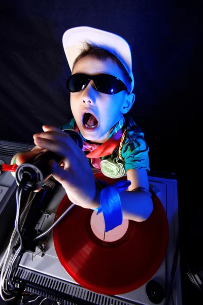 Крутий дитина DJ в дії — стокове фото