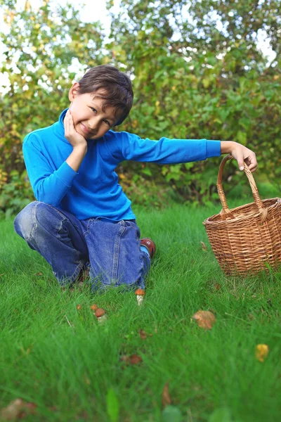 Kleine jongen buitenshuis poseren met paddestoelen — Stockfoto