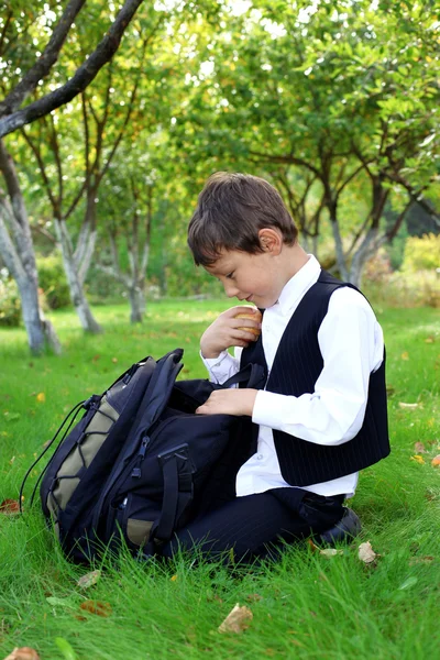 Estudante com mochila e maçã ao ar livre — Fotografia de Stock
