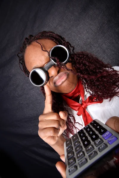 Slecht nieuws voor uw bedrijf - afro Amerikaanse met calculator — Stockfoto