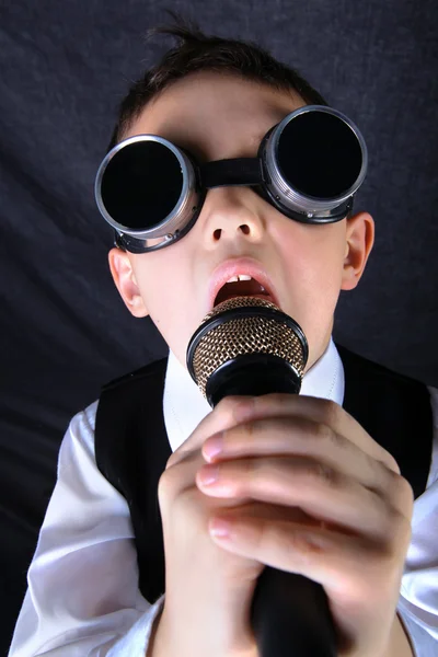 Μικρό αγόρι τραγουδιστής με mic — Φωτογραφία Αρχείου