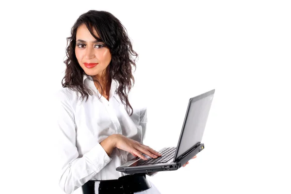 Dizüstü bilgisayarı olan iş kadını beyaza izole edildi — Stok fotoğraf