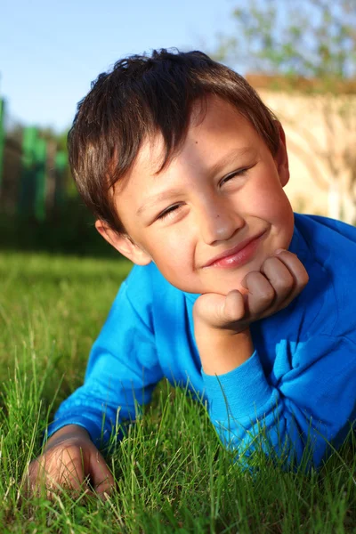 Μικρό αγόρι στο πράσινο γρασίδι — Φωτογραφία Αρχείου