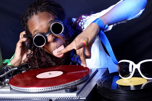 Cooler afroamerikanischer DJ in Aktion — Stockfoto
