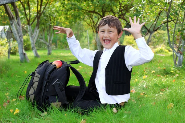 Школьник с рюкзаком и яблоком на открытом воздухе — стоковое фото