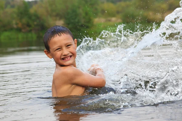 Boy v řece s logem — Stock fotografie